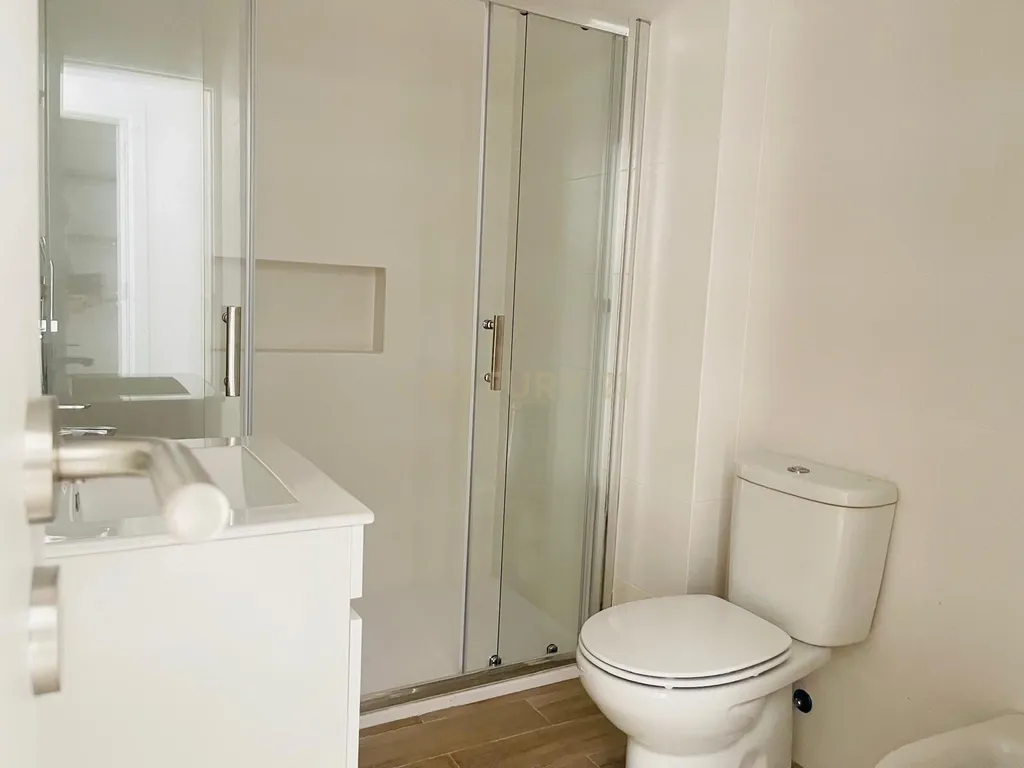 Apartamento Renovado com Vista Rio em Lisboa - Image 12