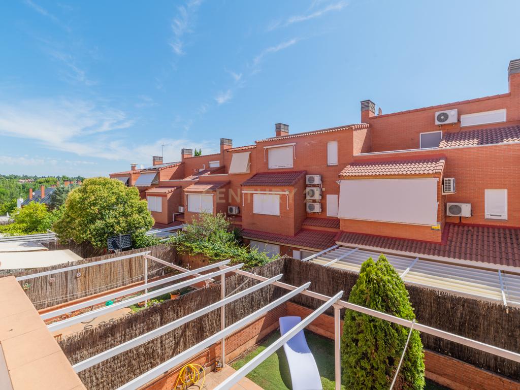 Chalet adosado con jardín en calle Unicornio, Aravaca - Image 13