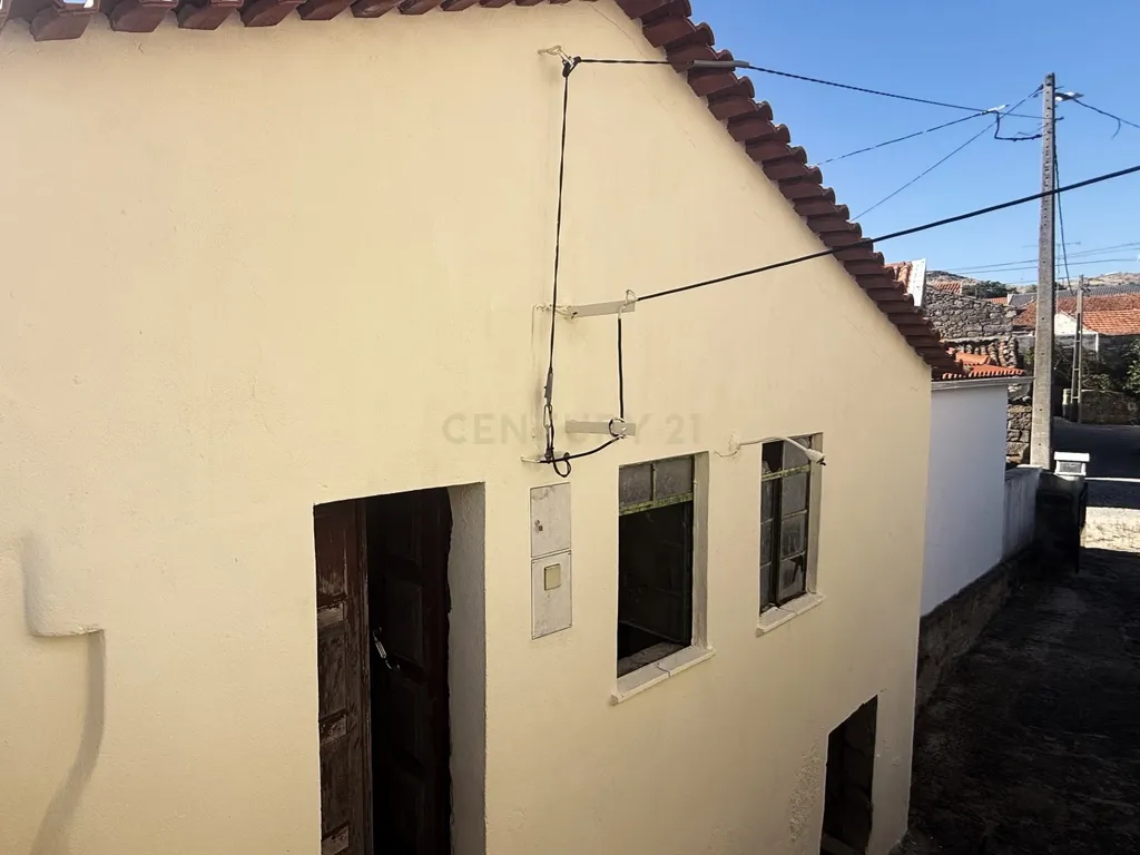 Imóvel Para Reconstrução Acessível em Localização Privilegiada - Image 2