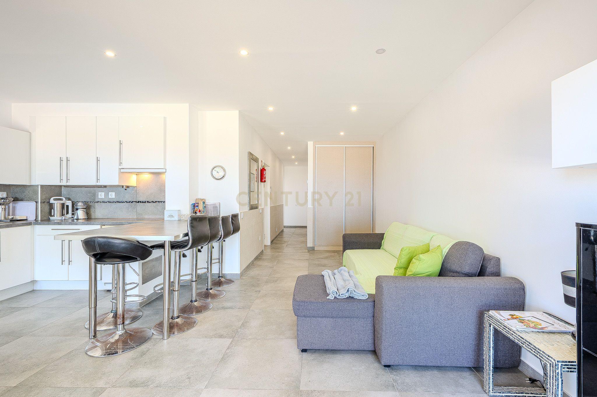 Apartamento T2 com Vista Mar na Primeira Linha de Praia – Quarteira - Image 10