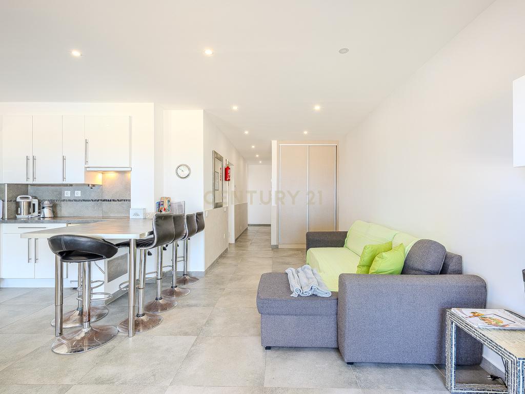 Apartamento T2 com Vista Mar na Primeira Linha de Praia – Quarteira - Image 10