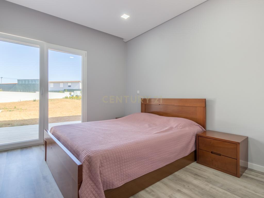 Vila Alegre / Fernão Ferro - Luxuosa moradia isolada térrea de 4 assoalhadas com arquitetura comtemporânea inserida em lote de 2775 m² - Image 24