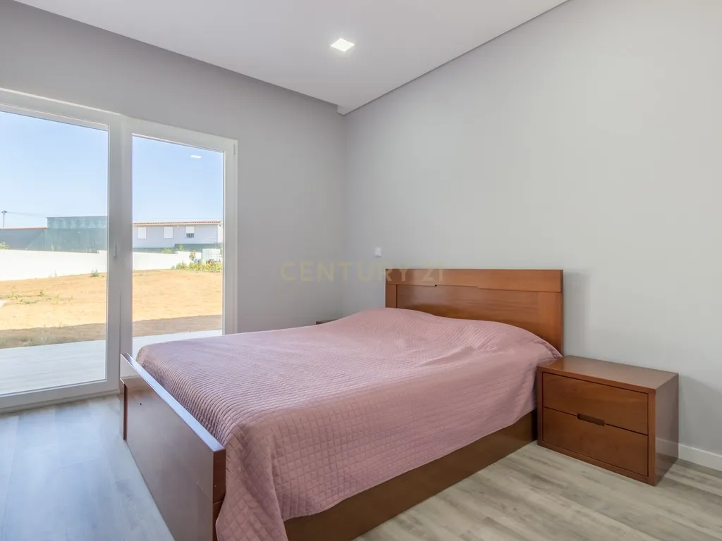 Vila Alegre / Fernão Ferro - Luxuosa moradia isolada térrea de 4 assoalhadas com arquitetura comtemporânea inserida em lote de 2775 m² - Image 24
