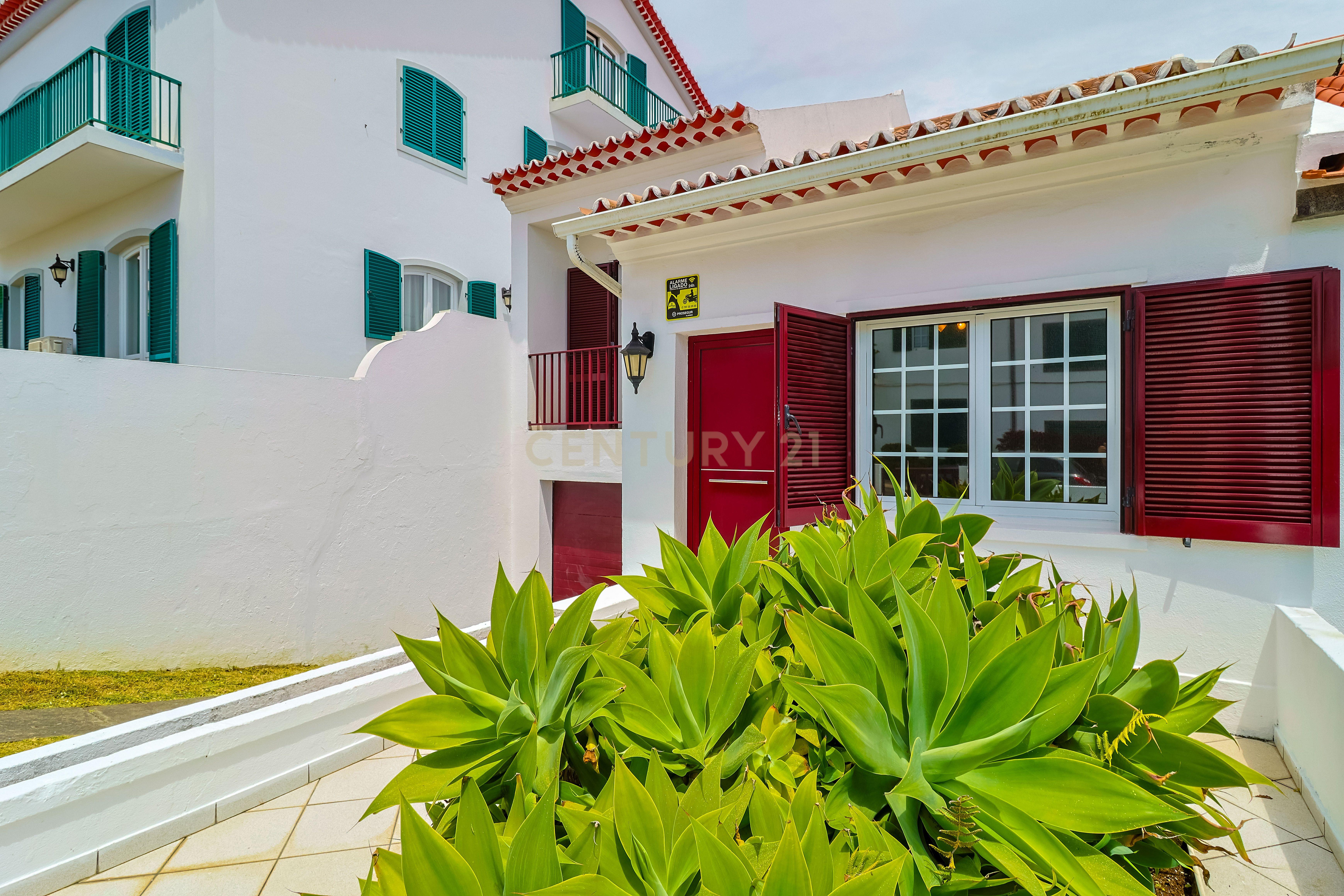Moradia T2+1 com sótão, garagem, jardim e logradouro – Ponta Delgada - View 3