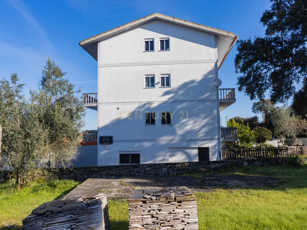 Moradia multifamiliar com rendimento imediato | 2.000 m² de terreno | A apenas 4,5 km de Fátima - Image 10