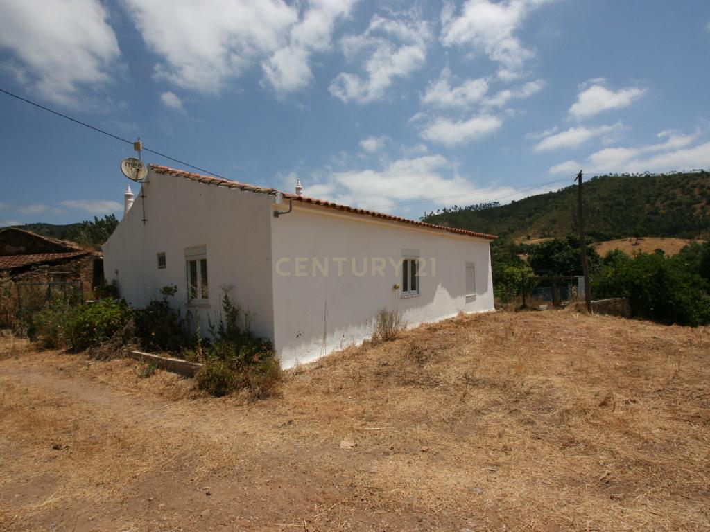 Quinta tradicional com moradia, garagem e vários anexos em terreno de 2020 m2, Zebro de Baixo, Silves - Image 1