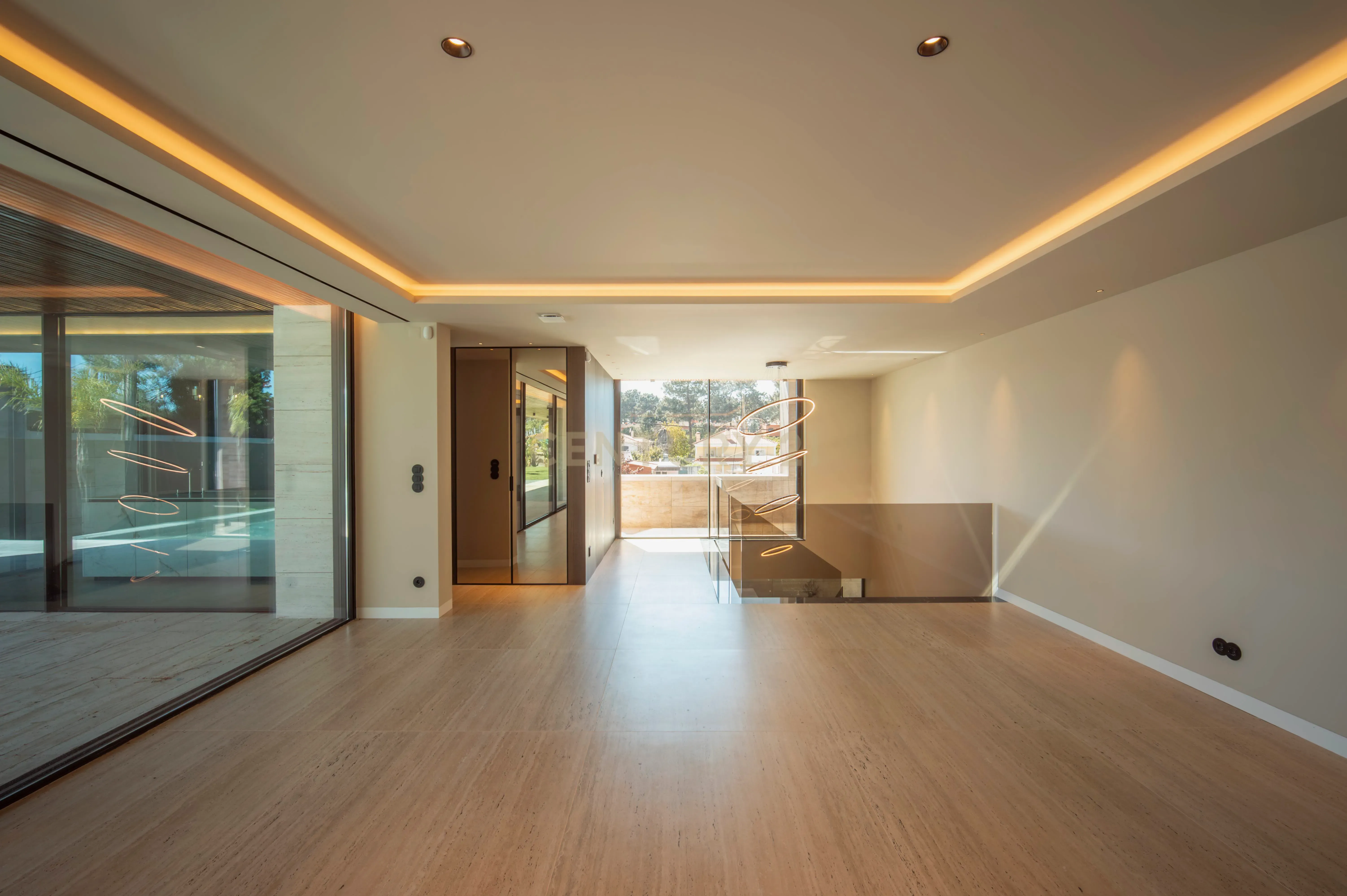 Fotografia 12 de Moradia T4 na Verdizela — Design, Luz e Piscina num Terreno de 1.032 m²