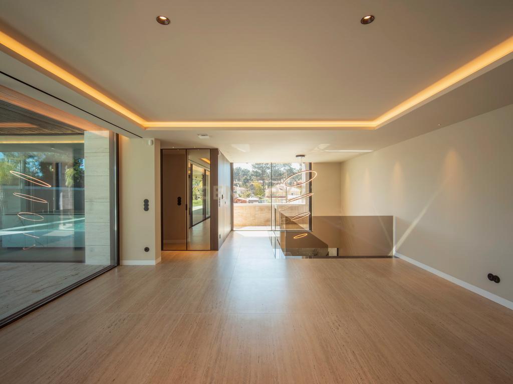 Moradia T4 na Verdizela — Design, Luz e Piscina num Terreno de 1.032 m² - Image 12
