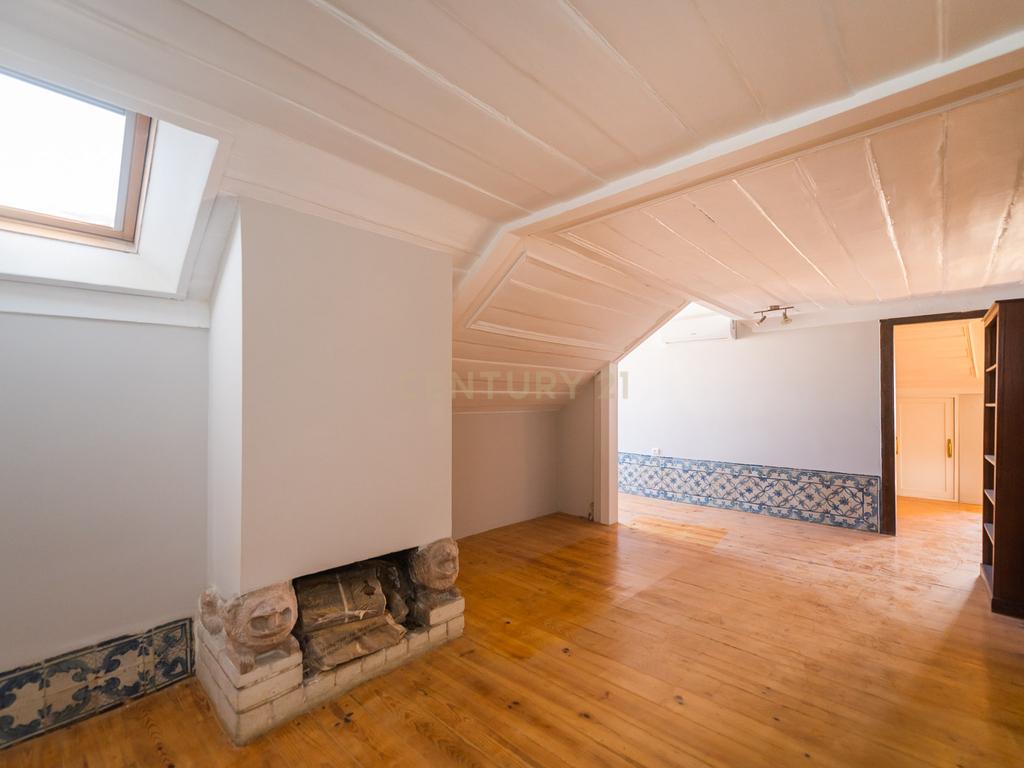 Excelente Apartamento T2 | Janelas Verdes - Image 3