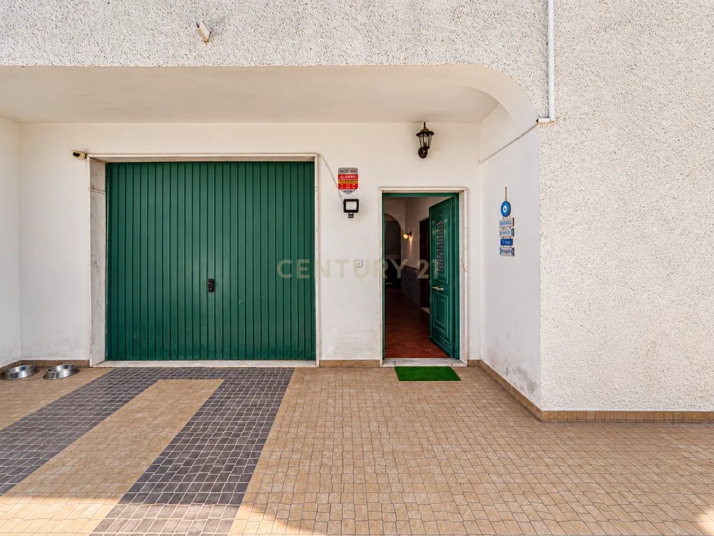 MORADIA T5 COM GARAGEM E PISCINA, 327 M² DE TERRENO PARA USUFRUIR - Image 3