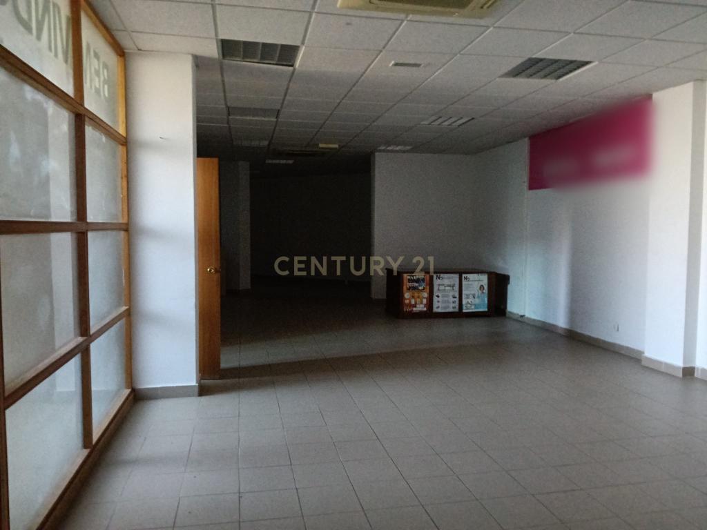 Arrenda-se – Espaço Comercial na Ameixoeira - Image 1