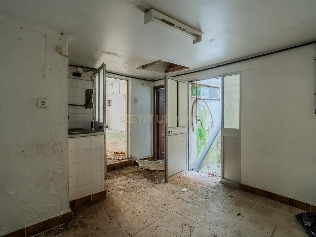 PRÉDIO PARA RECUPERAR, NO CENTRO HISTÓRICO DE PENICHE - Image 57