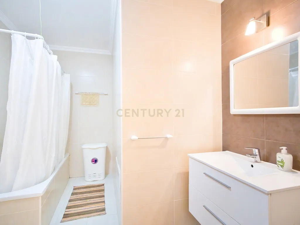 Apartamento T3 Espaçoso e Acolhedor, a Passos do Mar na Nazaré. - Image 12