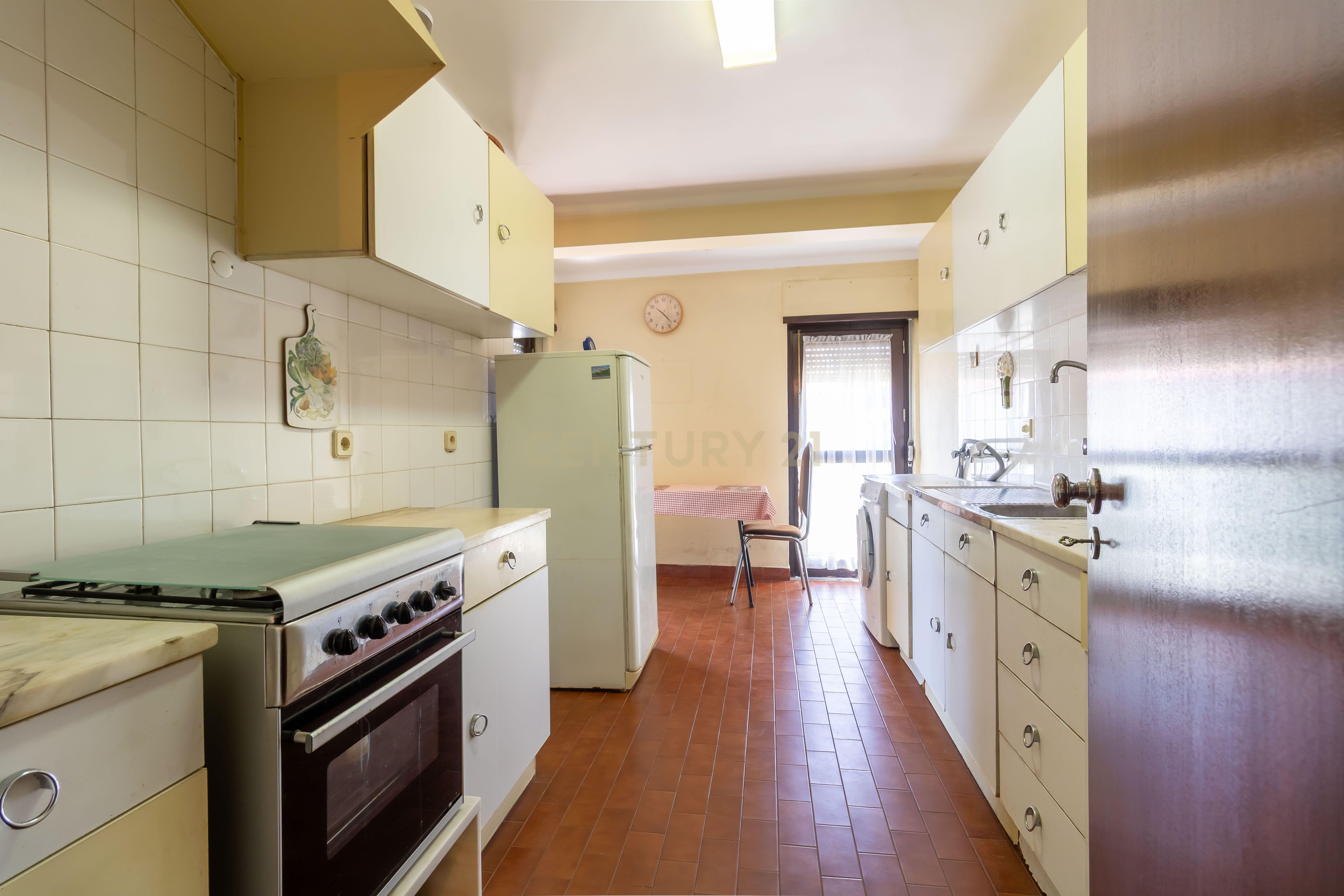 Fotografia 12 de T1 em Caselas com varanda e vista desafogada – Excelente oportunidade para remodelar a gosto