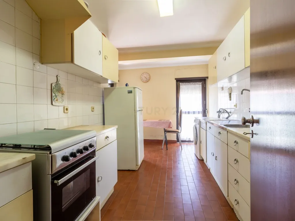 T1 em Caselas com varanda e vista desafogada – Excelente oportunidade para remodelar a gosto - Image 12