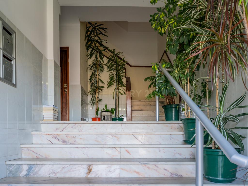 T2 renovado com Varanda, Vista Mar e Box privativa em Santa Cruz - Image 40