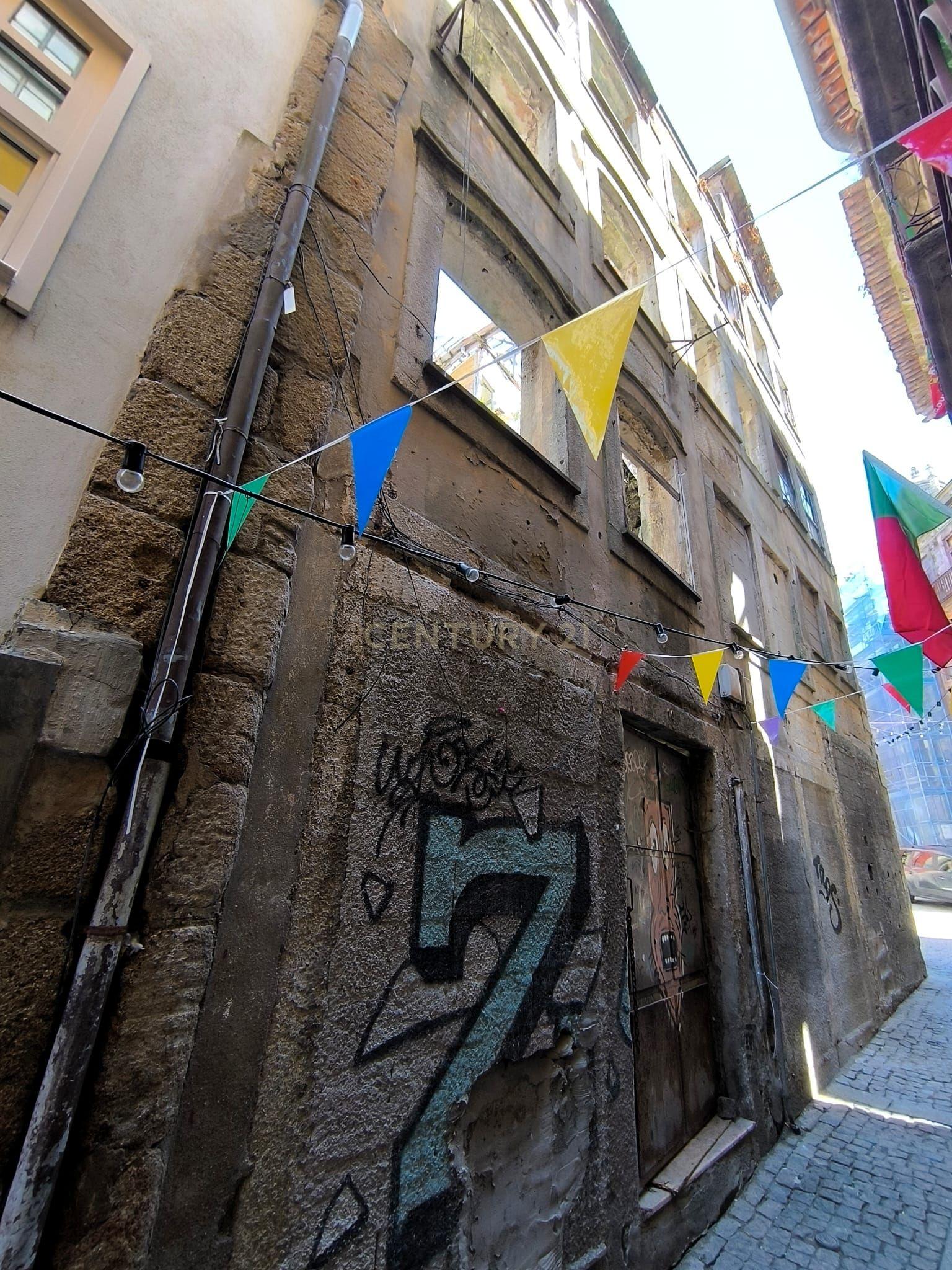 Fotografia 8 de Edifício típico no Porto entre a Sé e a Mouzinho da Silveira para reconstrução