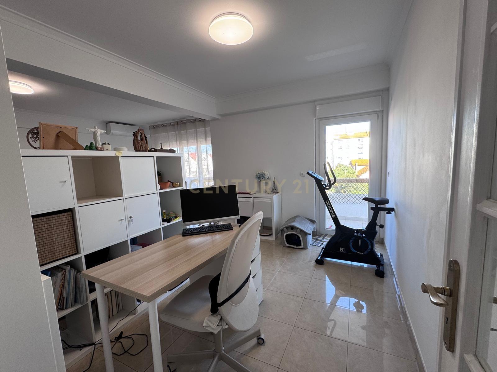 Fotografia 3 de Apartamento T3 renovado com vista mar junto a Cascais