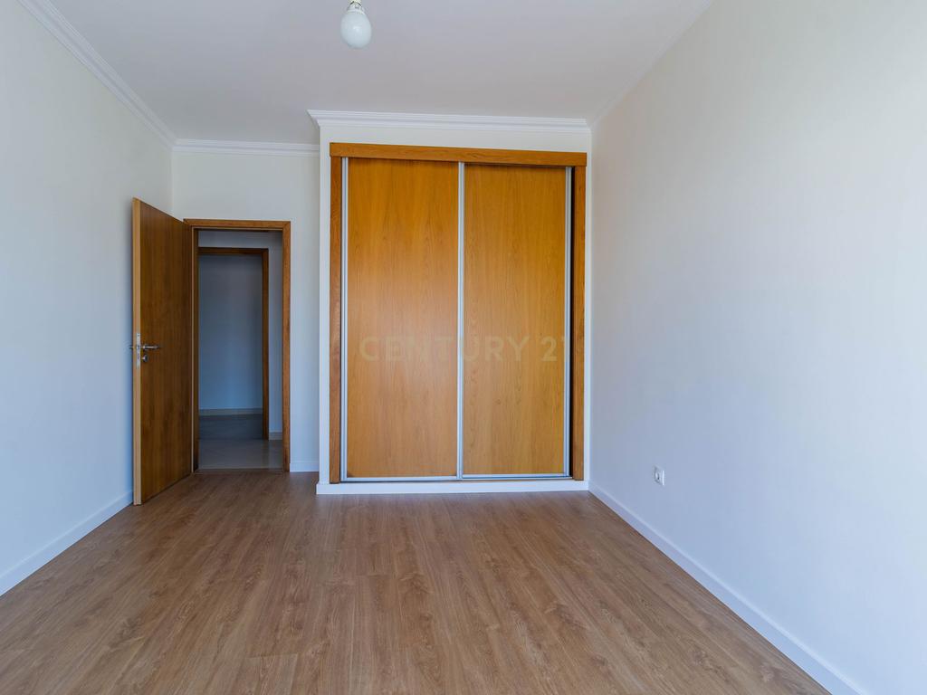 Excelente Apartamento T2 com 2 WC e Garagem - Image 14
