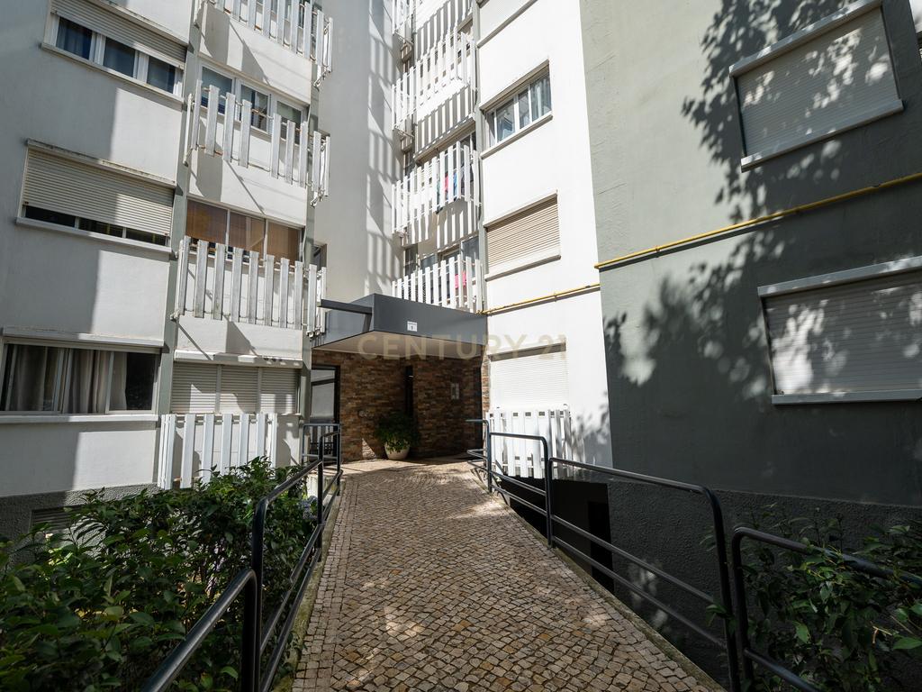 Apartamento de tipologia T4, com 2 WC e arrecadação localizado em Santo António dos Cavaleiros – Loures. - Image 2