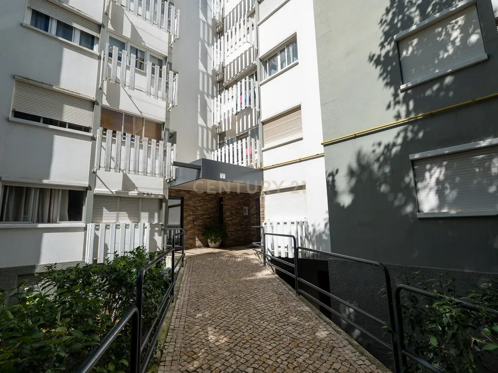 Apartamento de tipologia T4, com 2 WC e arrecadação localizado em Santo António dos Cavaleiros – Loures. - Image 2
