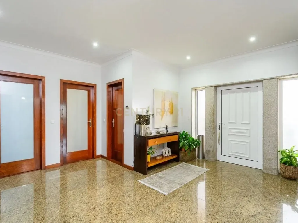 Moradia T5 em Casais Novos, Penafiel- Onde os sonhos em família ganham vida - Image 3