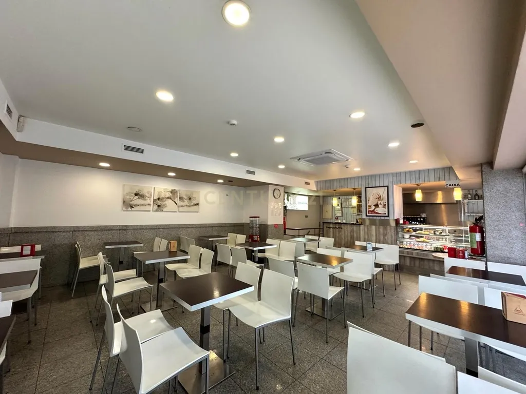 Café/Restaurante com 2 Armazéns e Loja Independente na Av. da República, Gaia - Image 10