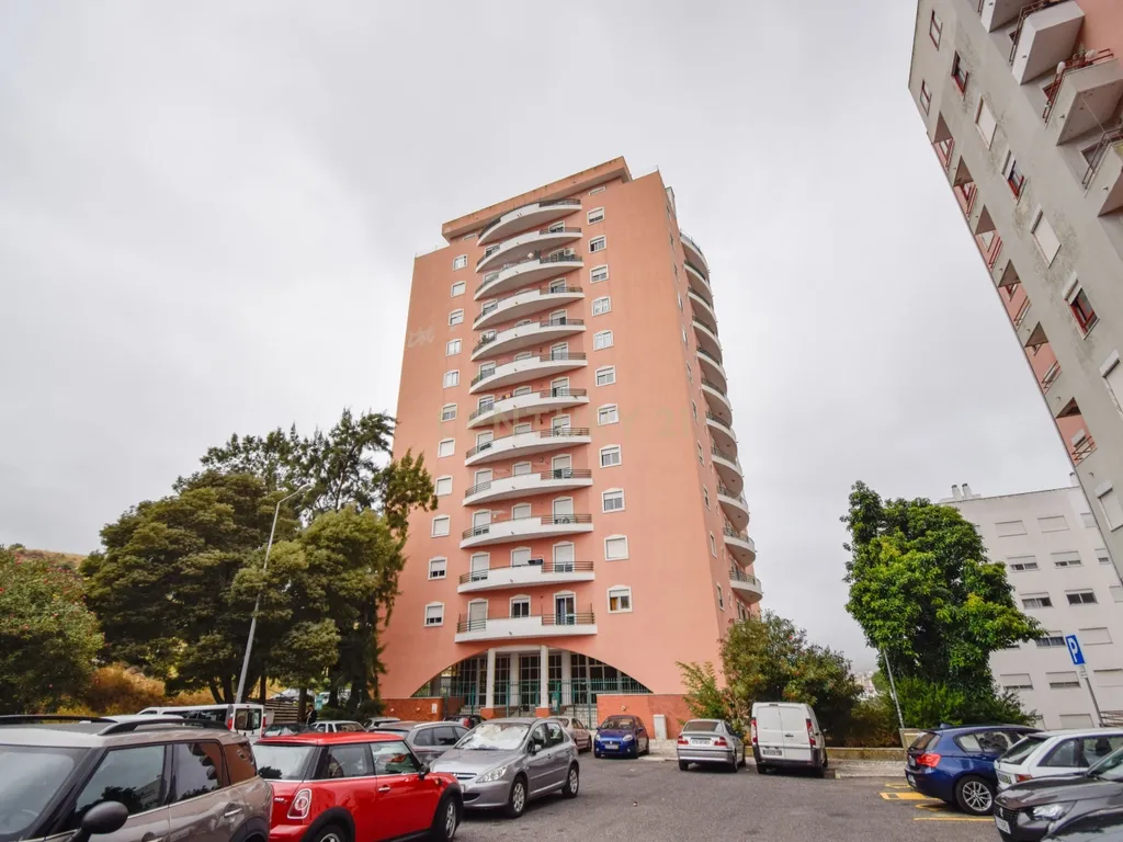 Apartamento T3 em Loures com Garagem - Image 1