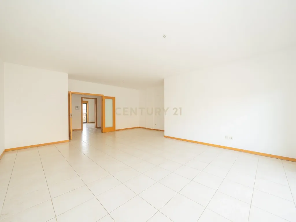 Apartamento T3 com Duas Varandas, Garagem Box e Lugar de estacionamento na Vila Serena, Pinhal Novo - Image 7