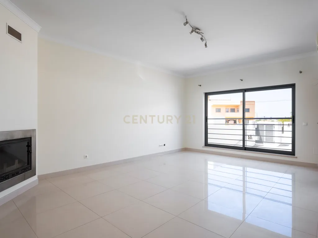 Moradia T3+1 em excelente estado com piscina e garagem, junto ao novo golfe! - Image 8