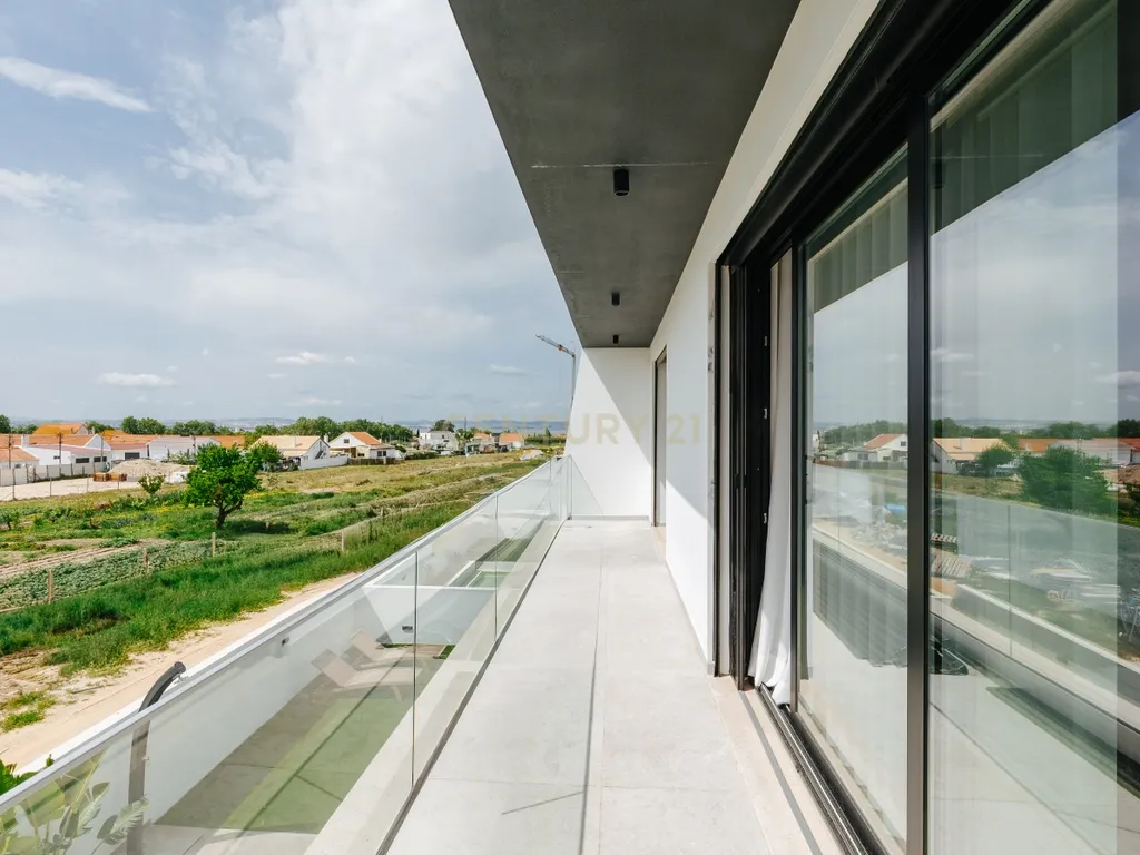 Moradia T4 com piscina e 3 suites | A escolha inteligente para viver com mais espaço a minutos de Lisboa - Image 21