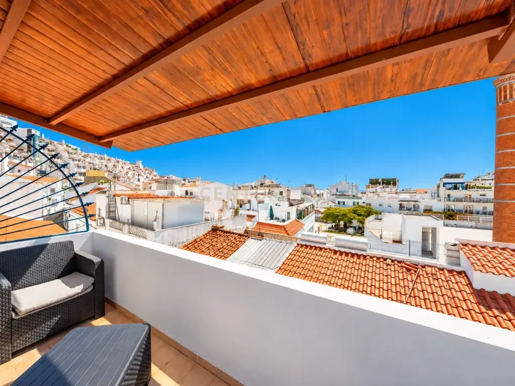 Moradia T3 renovada no centro histórico de Albufeira /200 metros da praia - Image 1