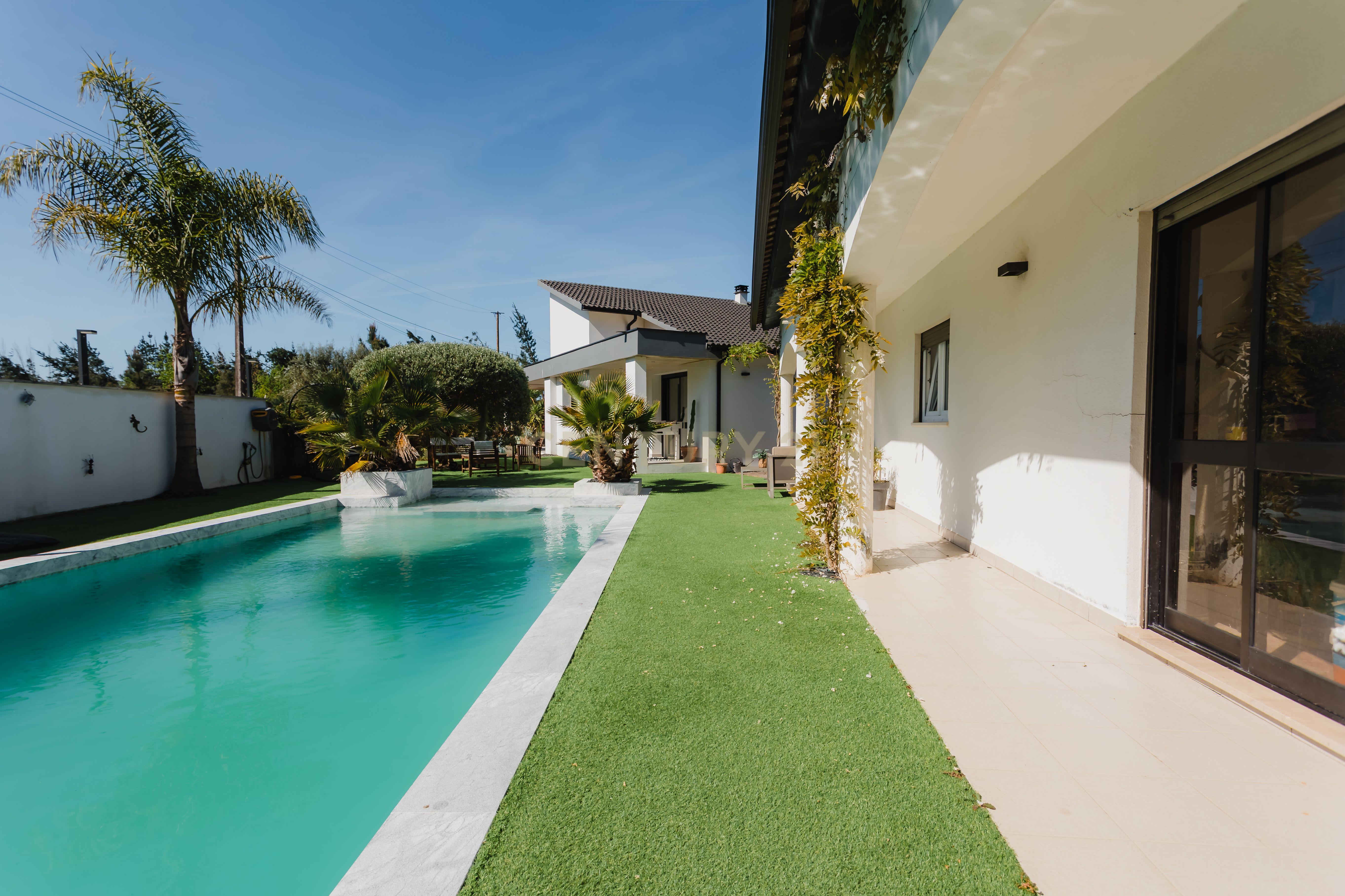 Fotografia 3 de Oportunidade: Moradias T4 + T2 + T1 com piscina e licença de AL