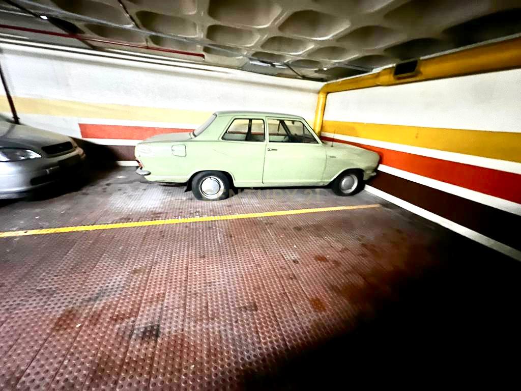 2 LUGARES DE ESTACIONAMENTO NA AV. JOÃO XXI NO EDIFÍCIO VIA VENETTO EM FRENTE À SEDE DA CGD COM ACESSO PELAS ESCADAS DO PRÉDIO - Image 22