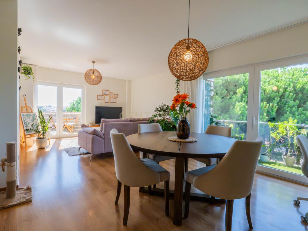 T2 com 115m² na Quinta de São Macário | Varandas | Elevador | Arrecadação | Vista de mar subtil - Image 1