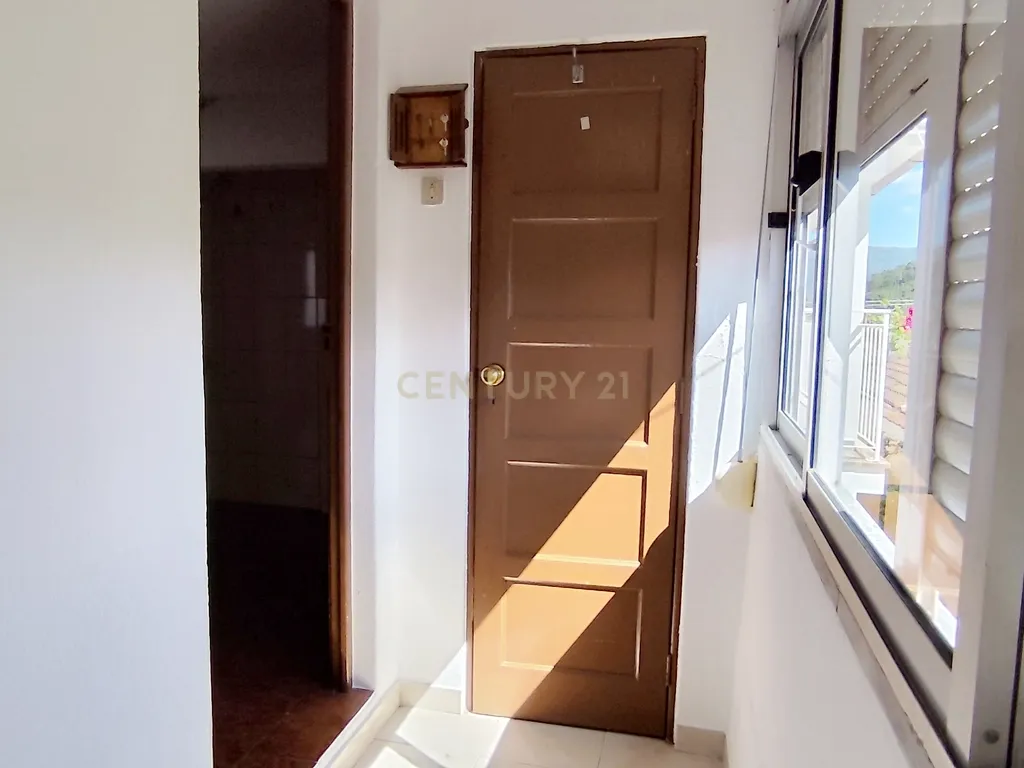 Casa geminada de dois pisos com reabilitação parcial em Vidago / Chaves - Image 10