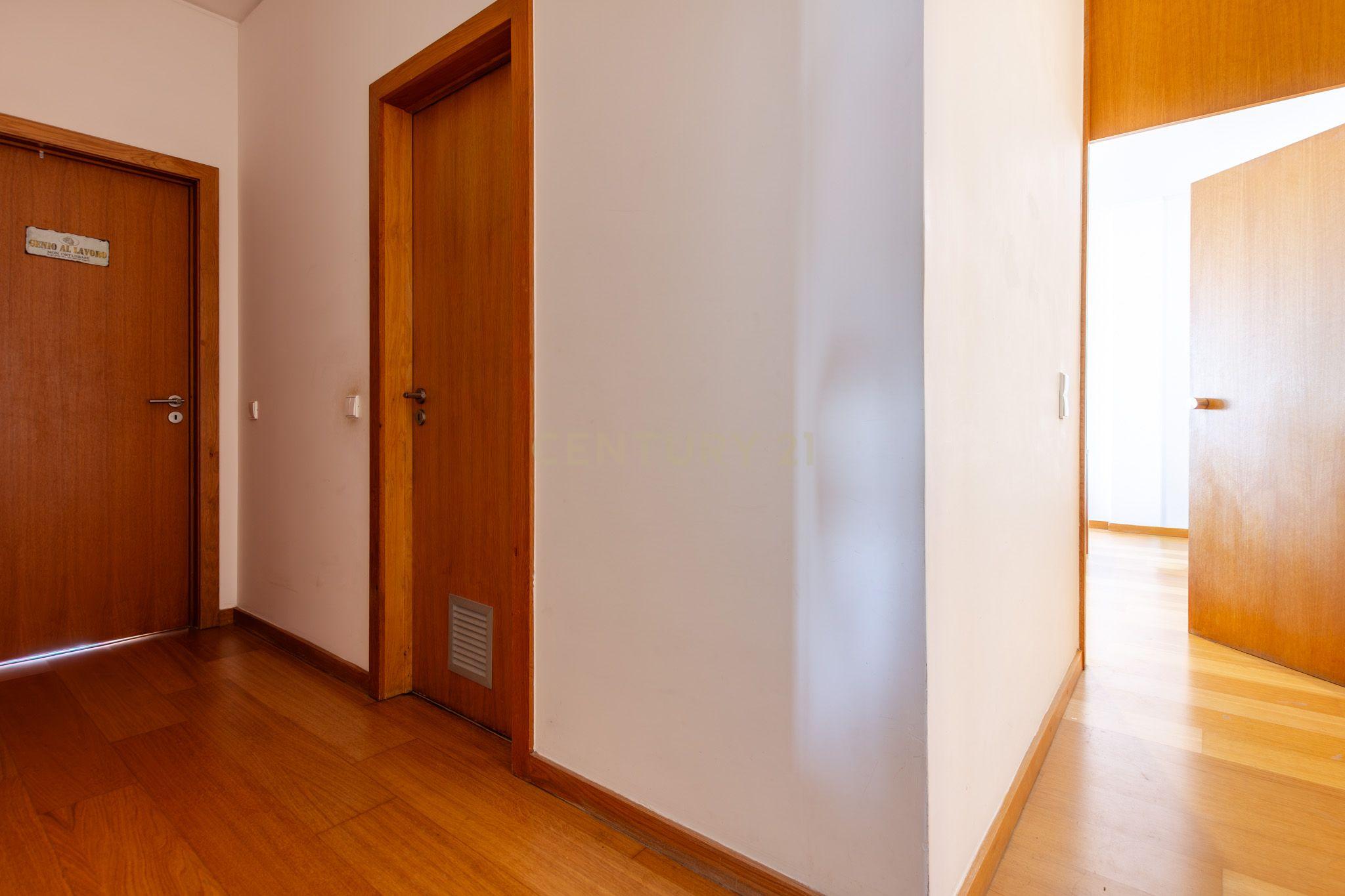 Fotografia 8 de Barreiro / Lavradio - Apartamento de 4 assoalhadas com varandas e lugar de parqueamento e elevador