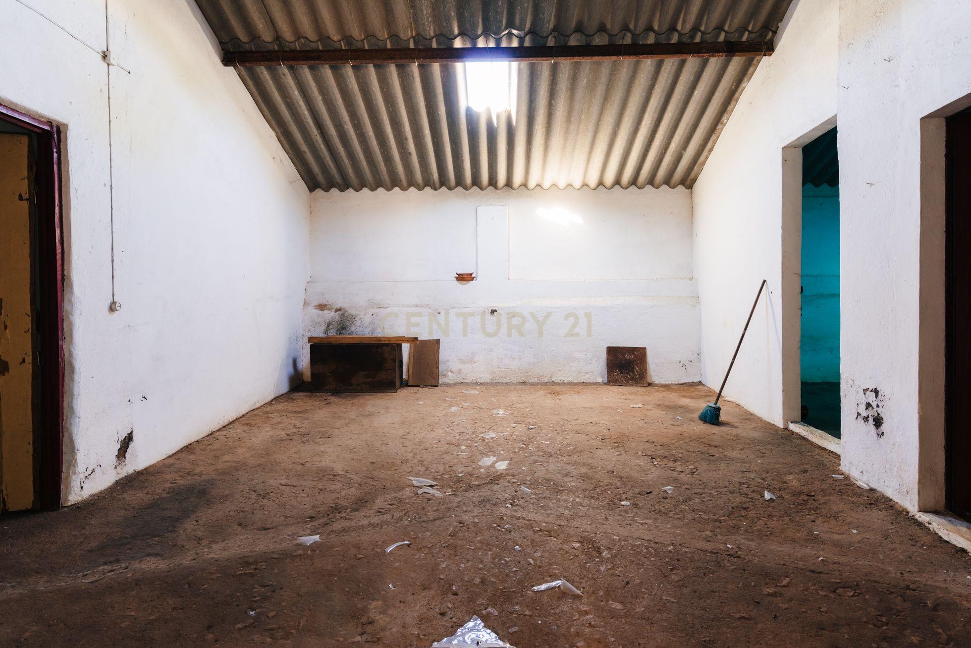 Propriedade com 11 divisões para recuperação em Estremoz com uma área total de 6185 m2 - Image 25