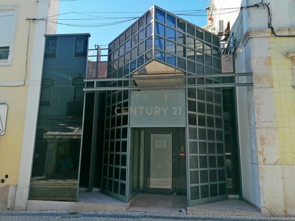 Loja para Comércio/Serviços na Zona Histórica de Santarém - Image 3