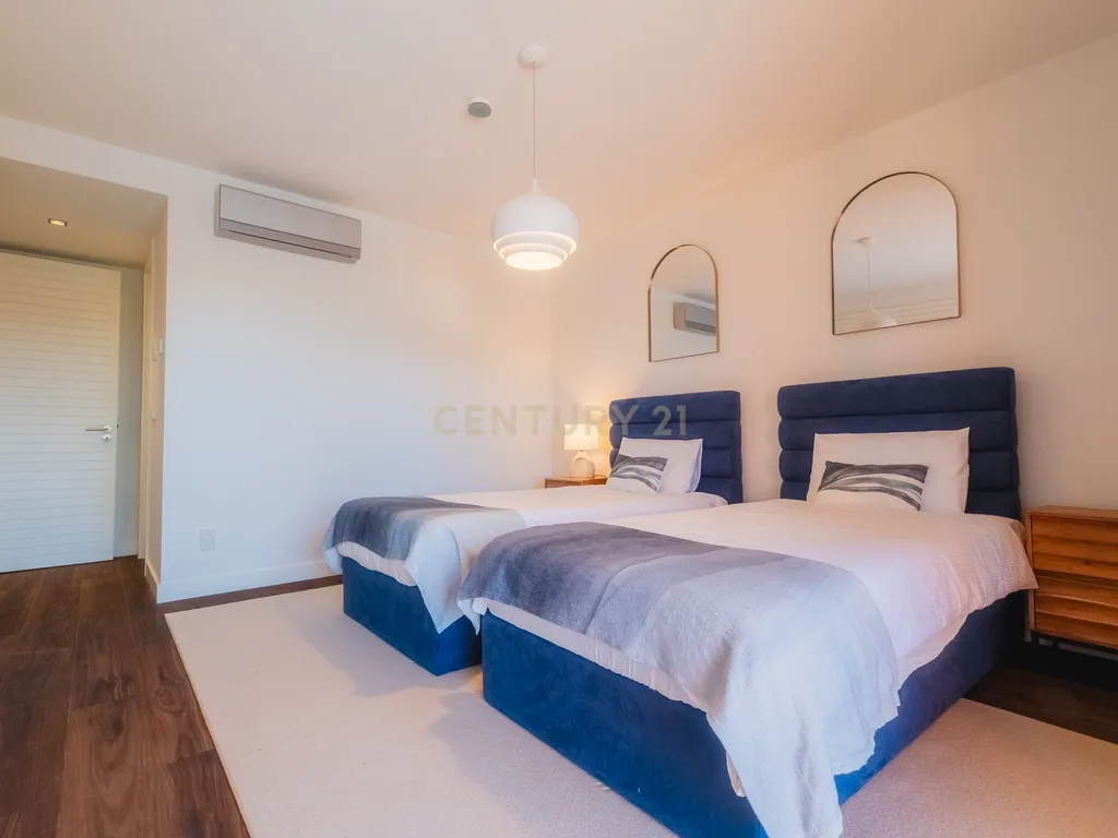 Moradia Independente com 3 Suites, Amendoeira Golf Resort, Piscina, Jardim, Alcantarilha. - Image 32
