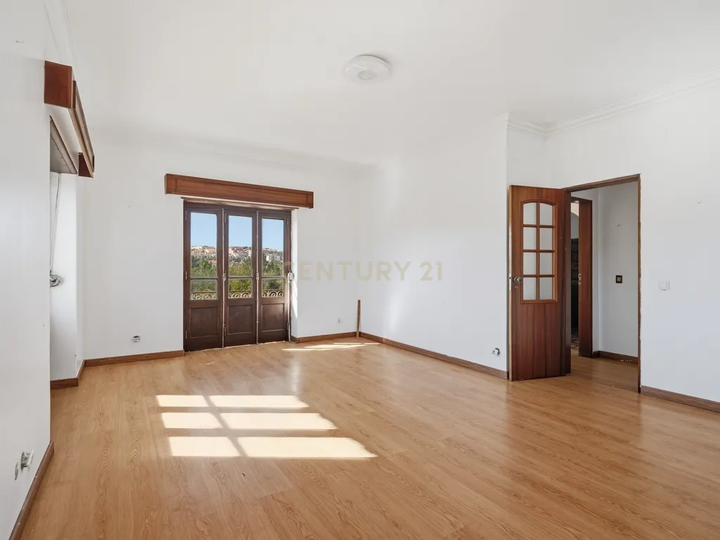 Moradia T7 de dois pisos com garagem, jardim e anexos | Terreno 894 m² na Paz em Mafra - Image 13