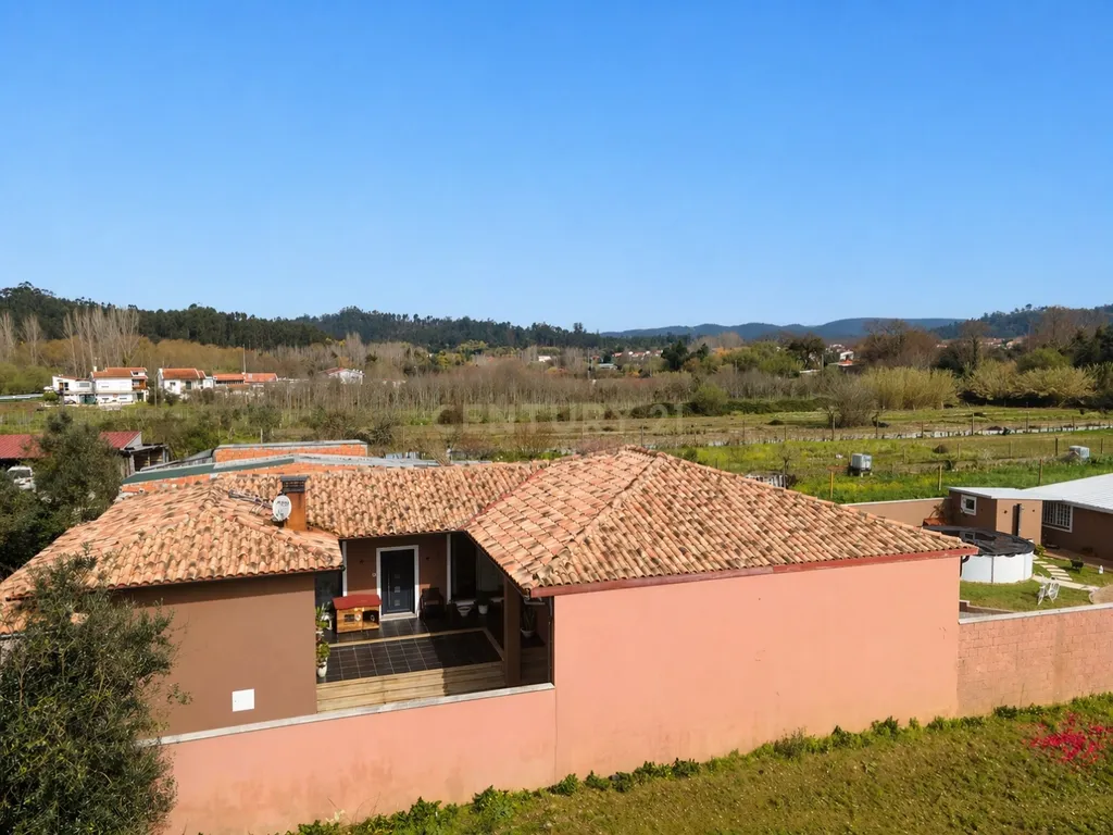 Moradia T3 terréa em bom estado com piscina,jardim,anexo,arrumação,quintal e vistas boas num local sossegado a 5 min de Lousã - Image 37