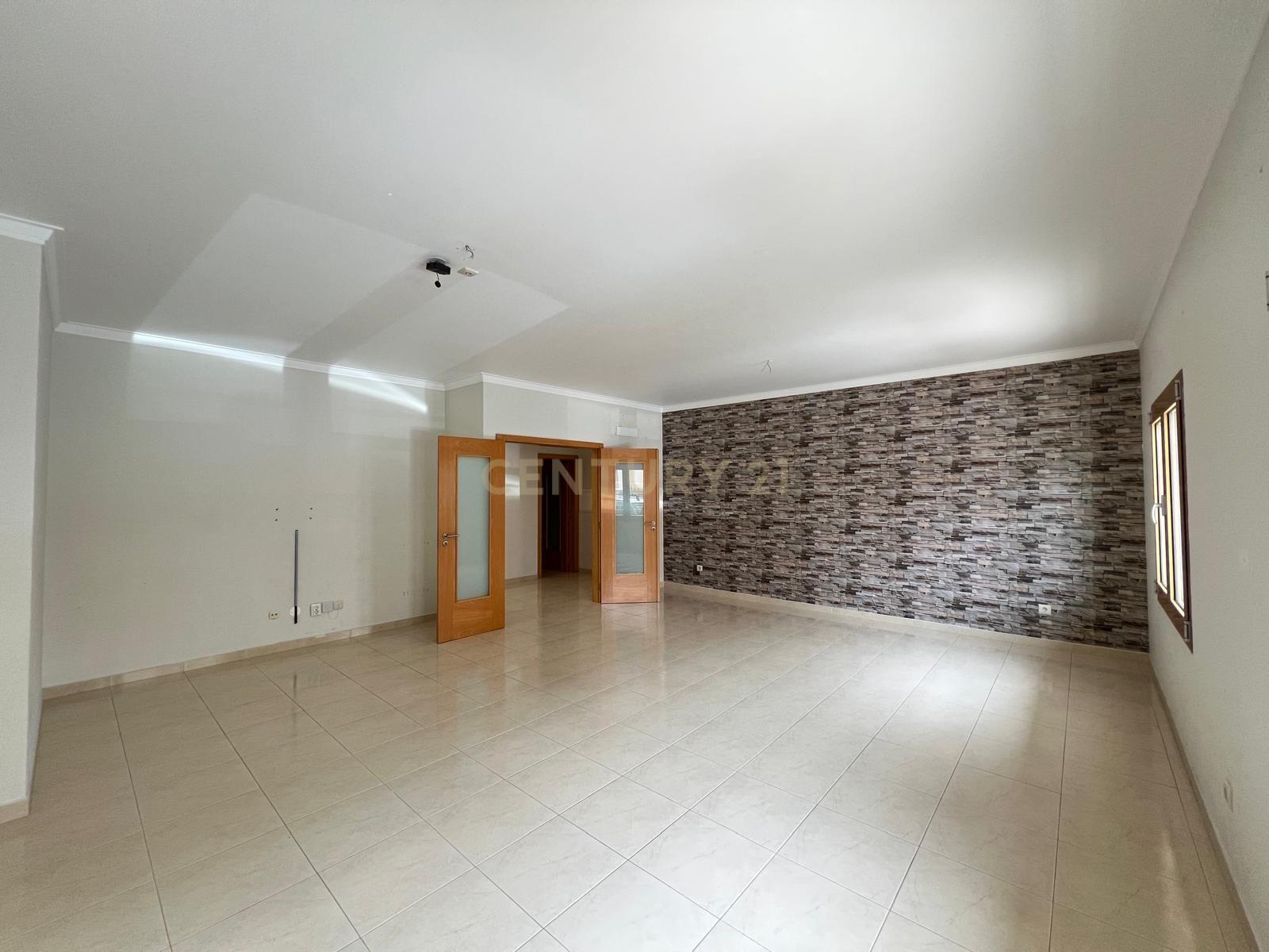 Apartamento T4 no Entroncamento – Rés do chão com terraço - Image 3