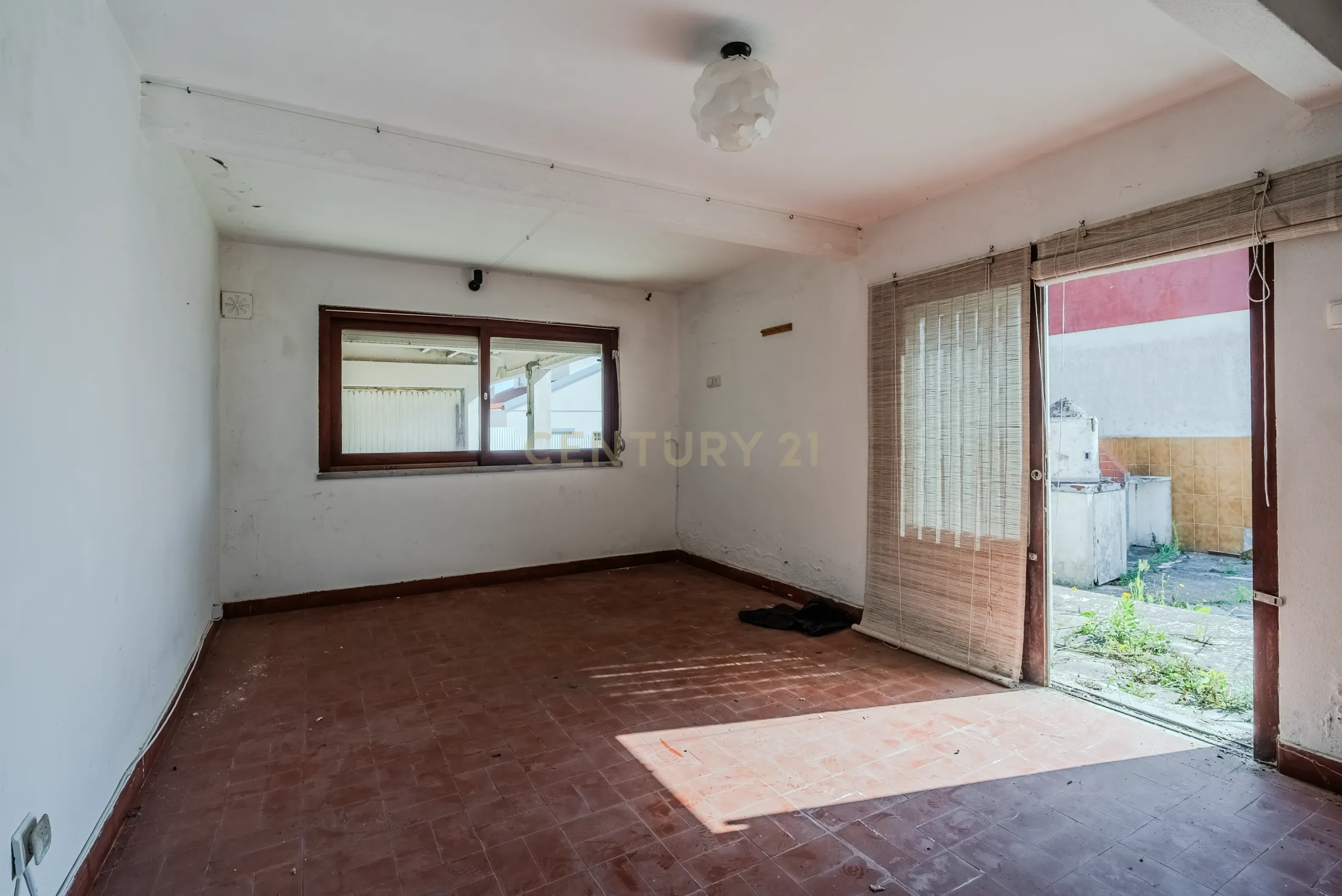 MORADIA TÉRREA T2+1, COM GARAGEM E LOGRADOURO, NA SILVEIRA, A 5 MINUTOS DA PRAIA AZUL - Image 61