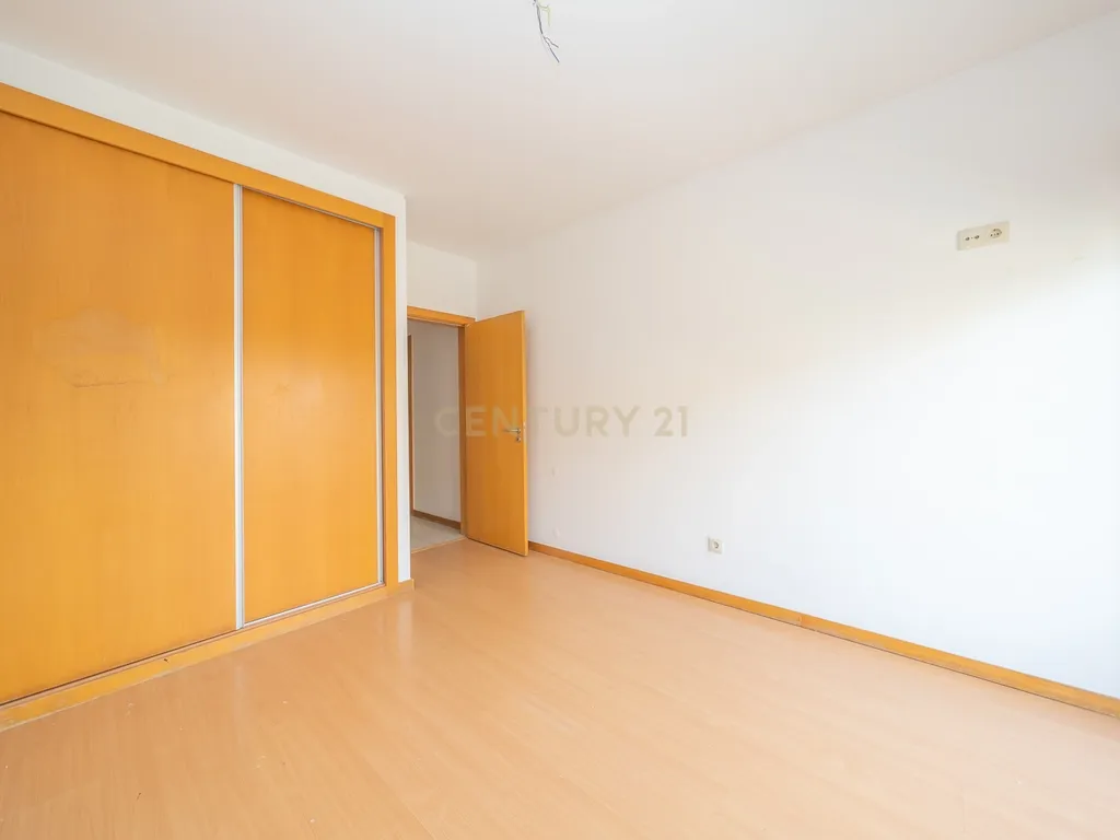 Apartamento T3 com Duas Varandas, Garagem Box e Lugar de estacionamento na Vila Serena, Pinhal Novo - Image 25