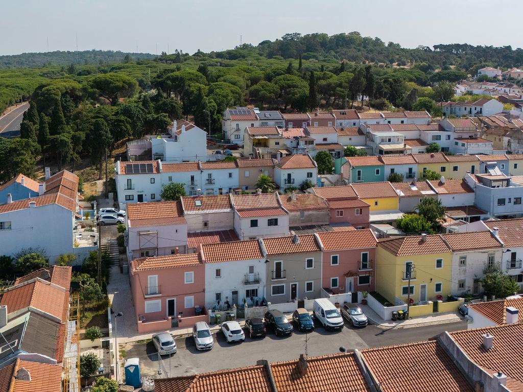 Moradia T3 com Quintal e Alto Potencial no Caramão da Ajuda, Lisboa - Image 21