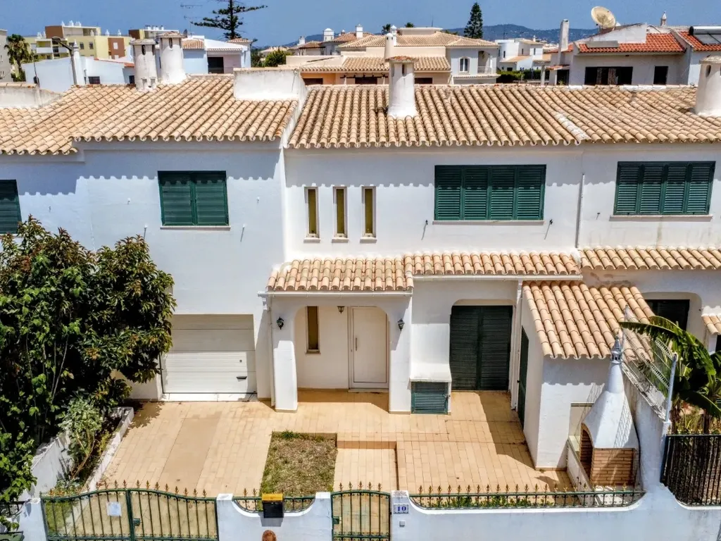 Moradia T4 em Faro, Gambelas - O melhor de dois mundos, onde a tranquilidade rural se encontra no conforto da cidade. - Image 7