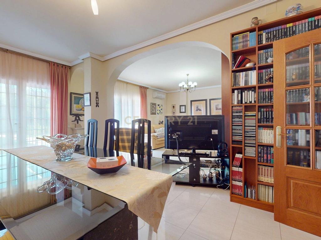 Apartamento Espaçoso com Vista para a Cidade e Montanha em Madrid - Image 2