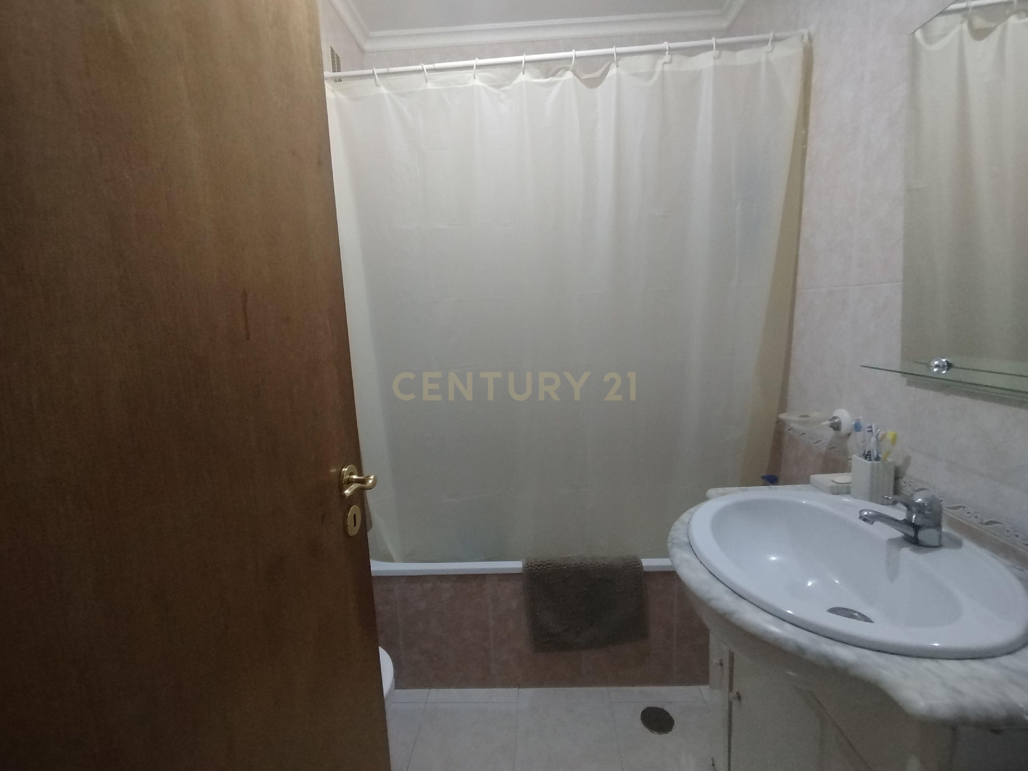 Fotografia 12 de Apartamento T3 com Excelente Exposição Solar, Arrecadação e Ótima Localização no Monte da Caparica