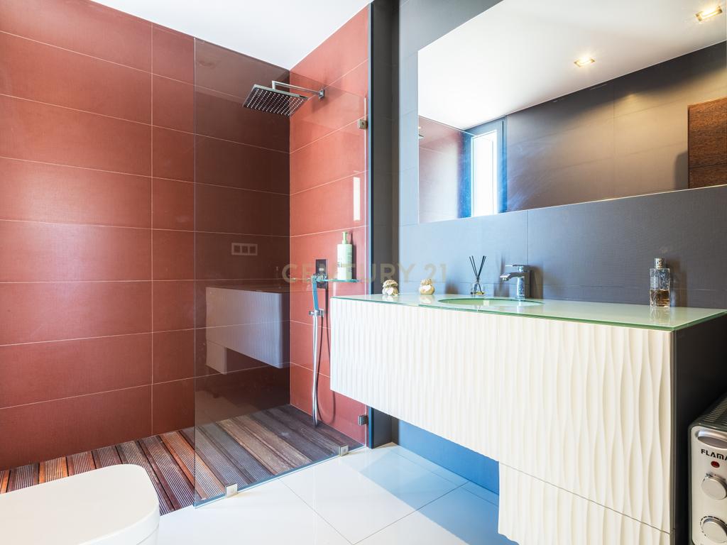 Luxuosa Moradia T4 com Piscina e Vista Panorâmica em Lousada - Image 40